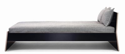 Stockholm Bett von Richard Lampert, Birke Multiplex mit hohem Kopfteil, schwarz, seitliche Ansicht.